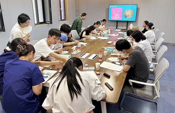 执扇绘心，清华一附院团委为青年送“心灵清风”​