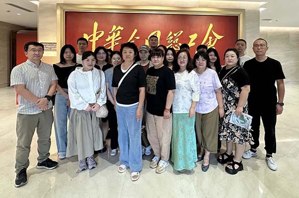 感悟百年工运史，汲取奋进新力量
