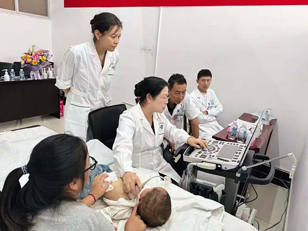 云南省禄丰市第六批先心病患儿抵达清华一附院，将接受手术治疗